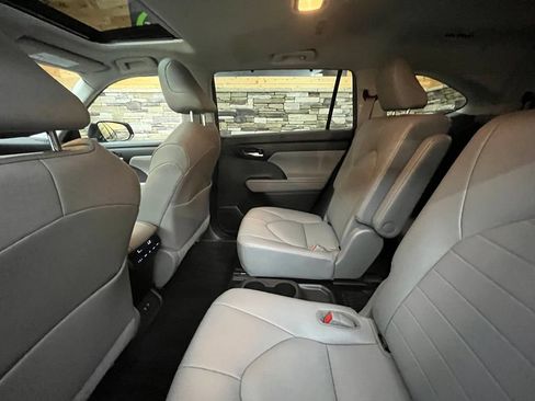 Used 2020 Toyota Highlander XLE AWD/4WD image 49
