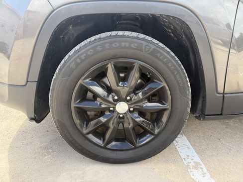 Used 2017 Jeep Cherokee Limited w/ Luxury Group AWD/4WD image 18