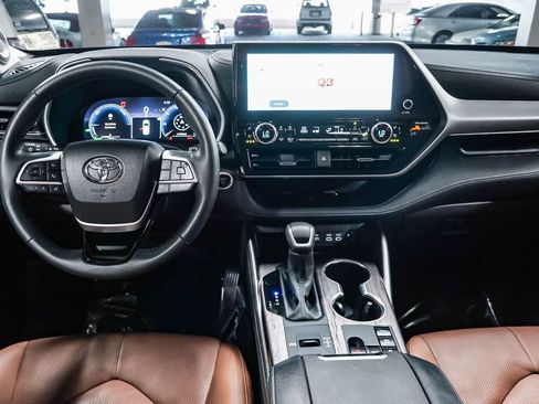 Certified 2025 Toyota Highlander Limited AWD/4WD image 13