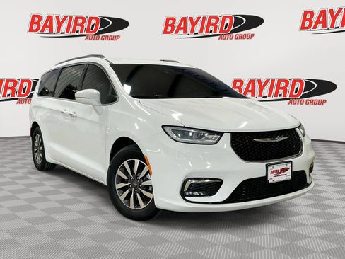 Used 2021 Chrysler Pacifica Touring-L FWD image 1