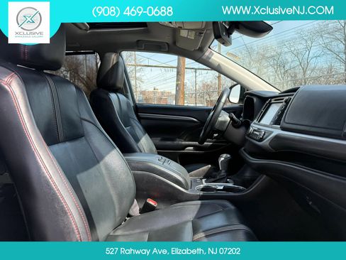 Used 2019 Toyota Highlander SE image 19