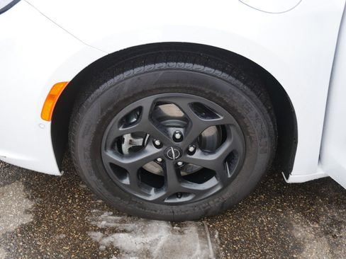 Used 2022 Chrysler Pacifica Limited w/ S Appearance Package image 15