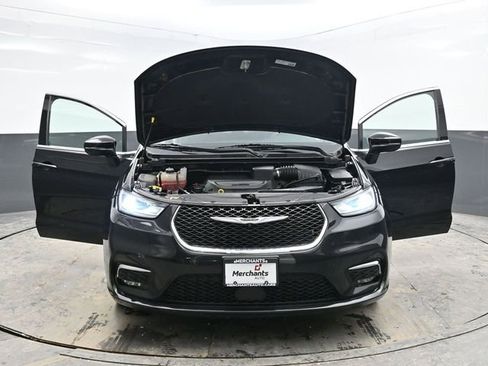 Used 2023 Chrysler Pacifica Touring-L image 46