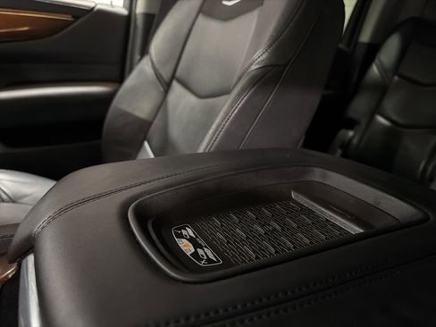 Used 2017 Cadillac Escalade ESV Luxury image 21