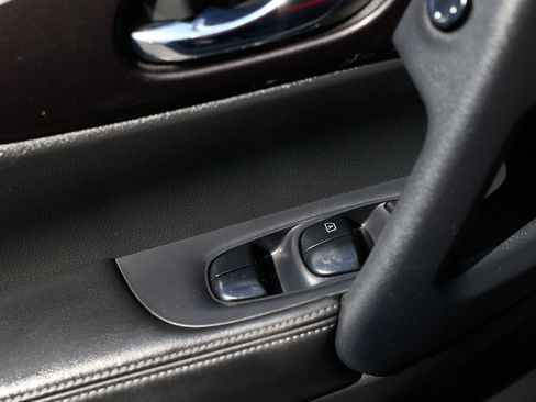 Used 2019 Nissan Rogue SV image 49