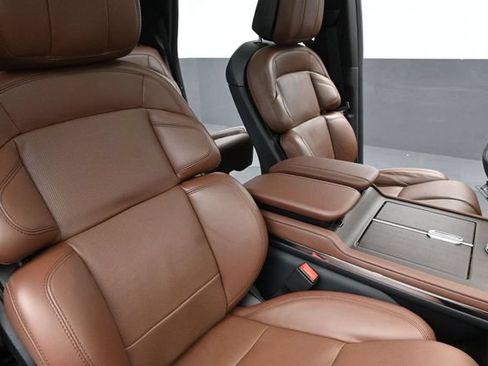 Certified 2025 Lincoln Navigator Reserve AWD/4WD image 33