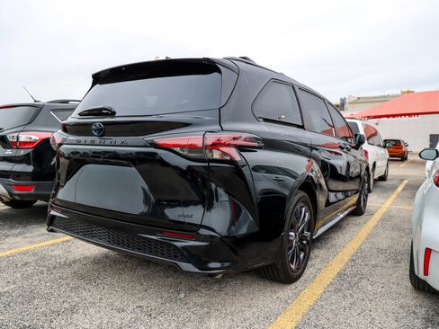 Used 2025 Toyota Sienna XSE w/ XSE Plus Package FWD image 7