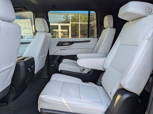 New 2025 Chevrolet Suburban Premier image 17