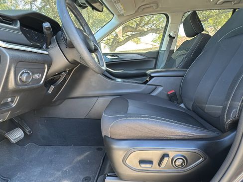 Used 2023 Jeep Grand Cherokee Laredo image 9