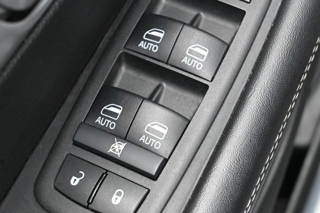 Used 2025 Chrysler Pacifica Limited FWD image 13