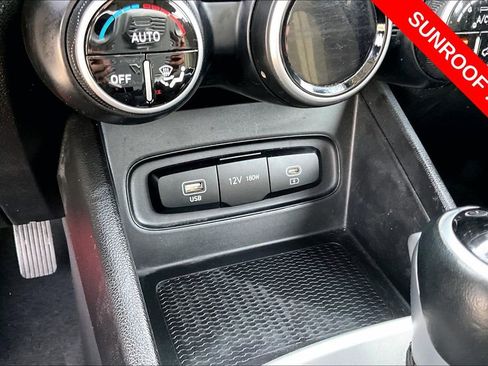 Used 2025 Hyundai Venue SEL FWD image 29