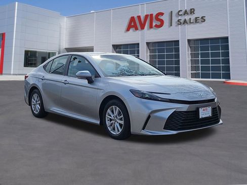 Used 2025 Toyota Camry LE image 3