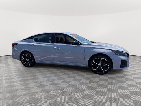 Used 2024 Nissan Altima 2.5 SR FWD image 9
