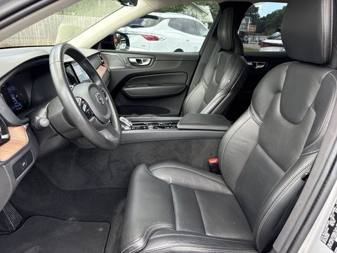 Used 2023 Volvo XC60 B5 Ultimate w/ Climate Package FWD image 9
