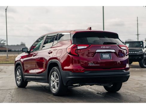 Used 2024 GMC Terrain SLE image 3