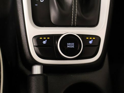 Used 2025 Hyundai Venue Limited image 8