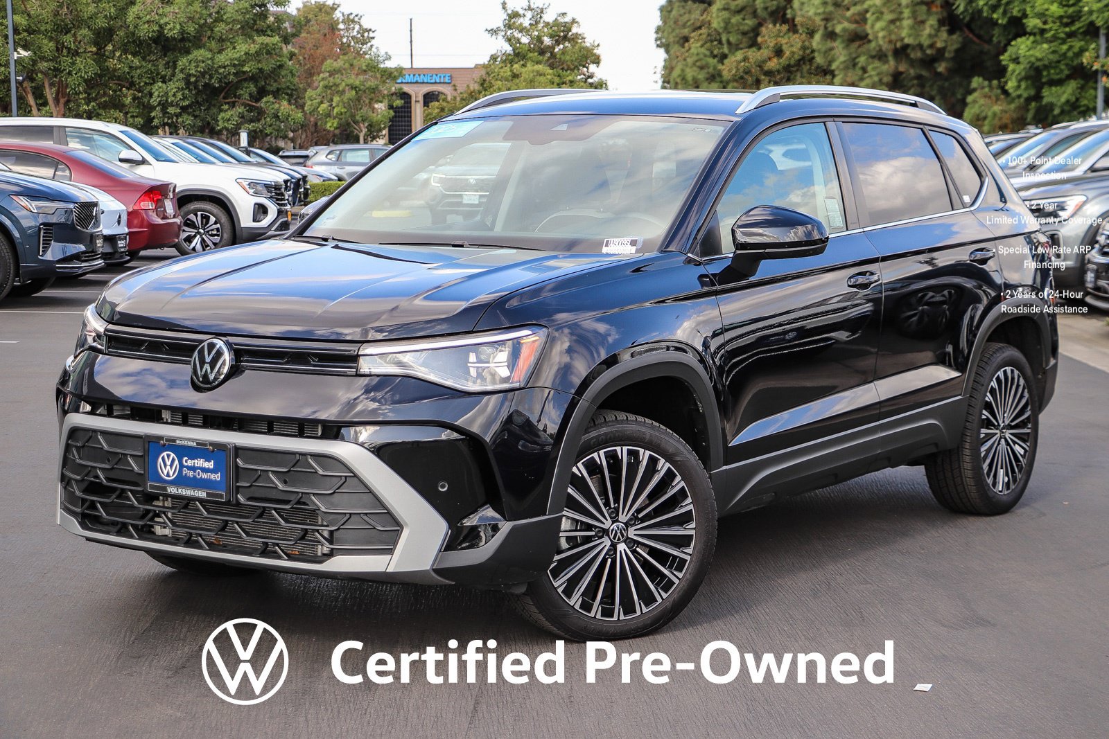 Used 2025 Volkswagen Taos SE FWD image 1