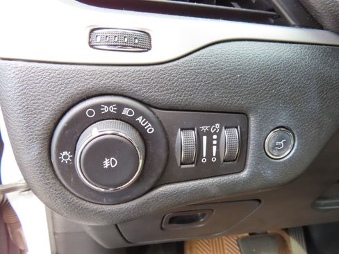 Used 2015 Jeep Cherokee Limited w/ Luxury Group image 13