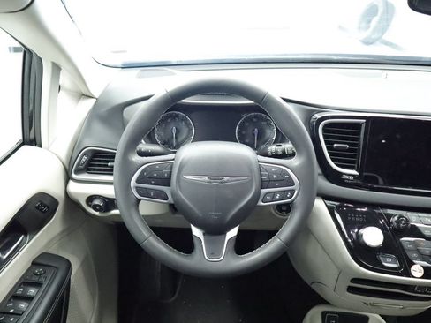 Certified 2023 Chrysler Pacifica Touring-L FWD image 21