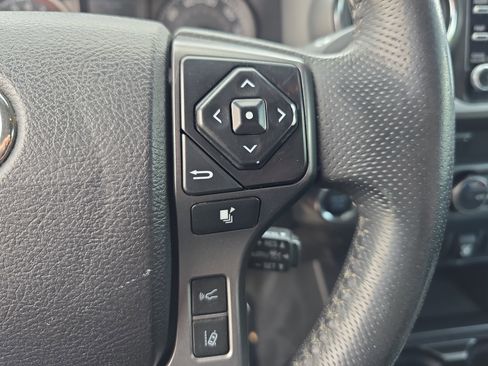 Used 2021 Toyota Tacoma TRD Off-Road w/ Technology Package AWD/4WD image 17