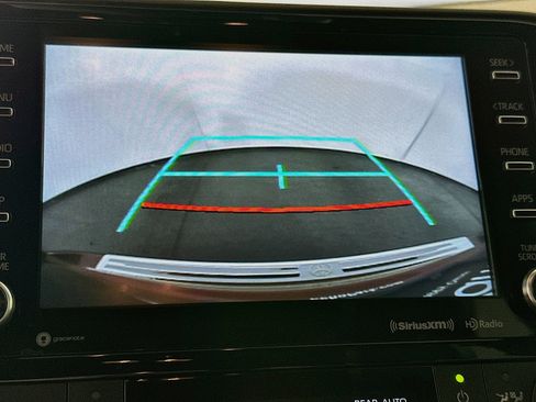 Used 2022 Toyota Highlander XLE FWD image 22