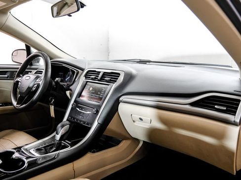 Used 2014 Ford Fusion SE FWD image 16