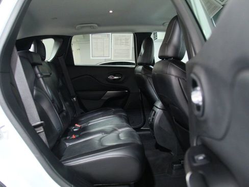 Used 2019 Jeep Cherokee Limited image 24