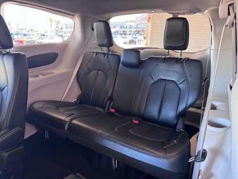 Used 2023 Chrysler Pacifica Touring-L FWD image 13