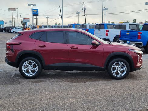 Used 2025 Chevrolet Trax LS w/ LS Convenience Package image 6