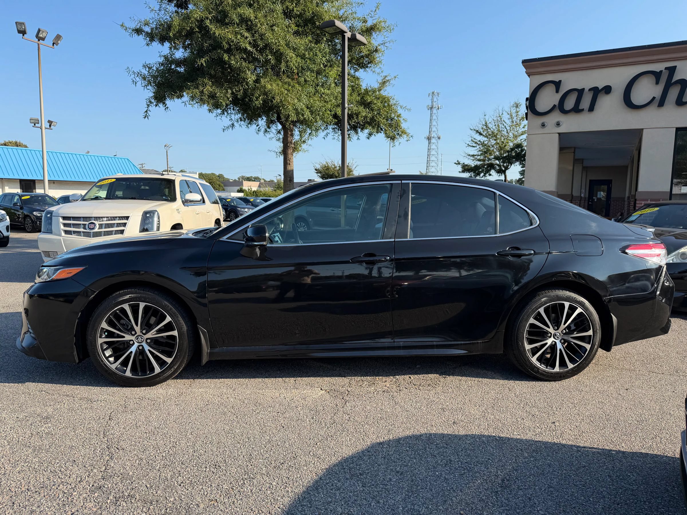 Used 2020 Toyota Camry SE w/ Convenience Package FWD image 9