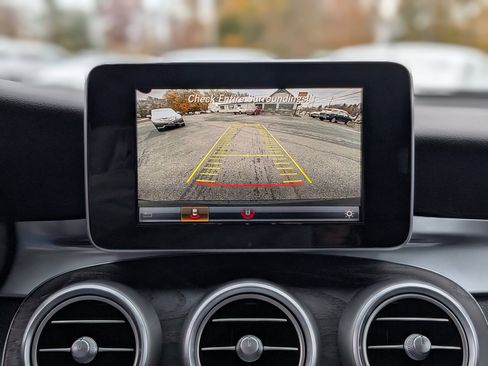 Used 2018 Mercedes-Benz GLC 300 4MATIC image 3