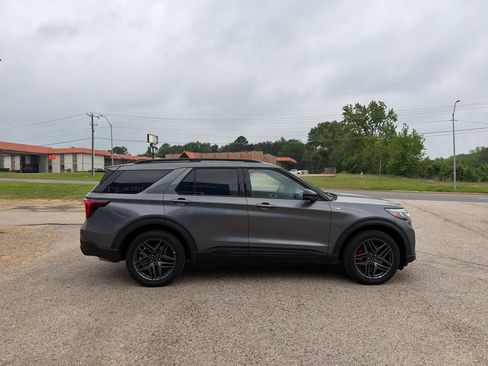 Used 2025 Ford Explorer ST-Line w/ ST-Line Street Pack AWD/4WD image 13