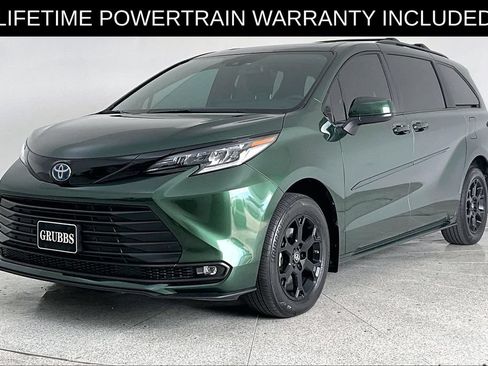 Used 2025 Toyota Sienna XLE Woodland Edition AWD/4WD image 13