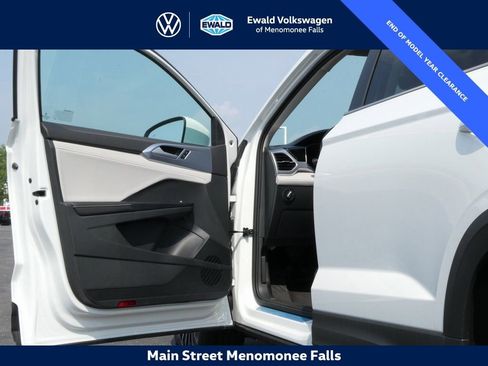 Certified 2025 Volkswagen Taos SE image 27
