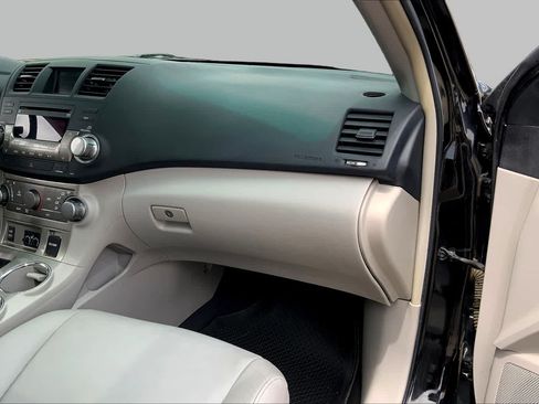 Used 2012 Toyota Highlander SE FWD image 16