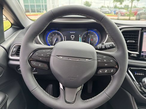 New 2027 Chrysler Pacifica Limited FWD image 16
