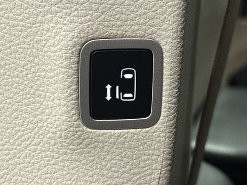 Used 2024 Chrysler Pacifica Limited FWD image 36