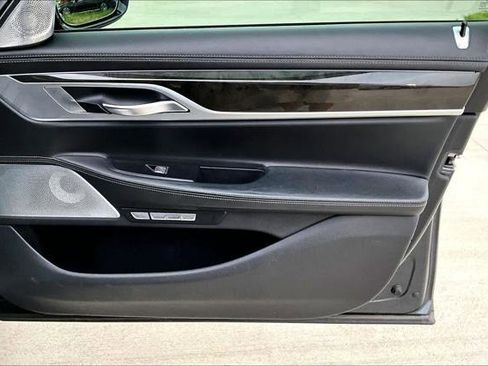 Used 2017 BMW 750i RWD image 23