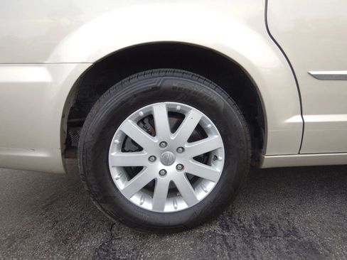 Used 2014 Chrysler Town & Country Touring FWD image 29