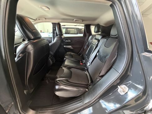 Used 2017 Jeep Cherokee Trailhawk w/ Cold Weather Group AWD/4WD image 12