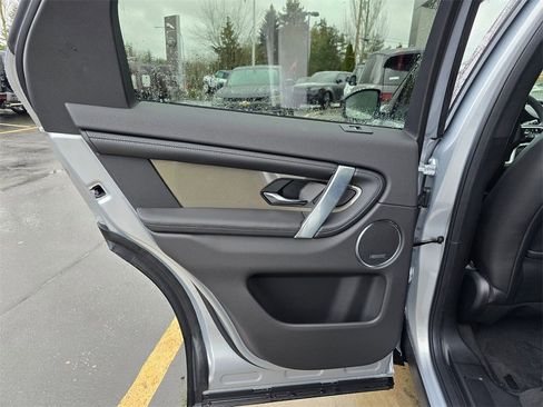 New 2025 Land Rover Discovery Sport Dynamic SE image 24