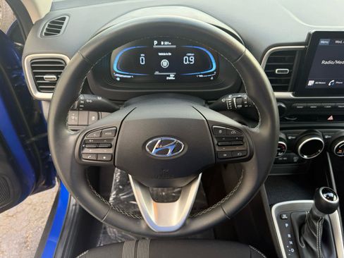 Used 2025 Hyundai Venue SEL FWD image 2
