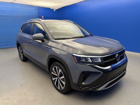 Used 2024 Volkswagen Taos SE image 2