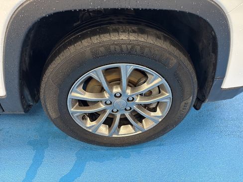 Used 2019 Jeep Cherokee Latitude Plus w/ Travel & Safety Group image 3