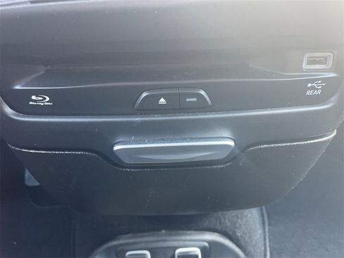 Used 2019 Chrysler Pacifica Touring-L Plus image 16