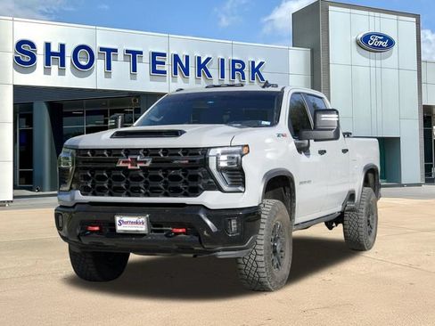 Used 2024 Chevrolet Silverado 2500 ZR2 w/ Technology Package AWD/4WD image 3