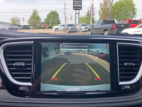 Used 2023 Chrysler Pacifica Limited FWD image 30
