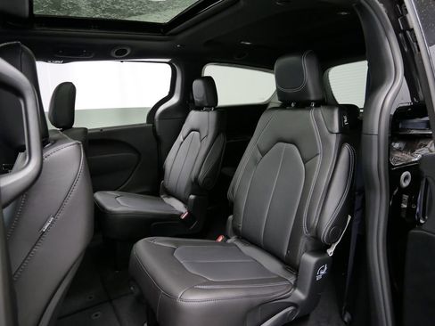 New 2026 Chrysler Pacifica Select image 9