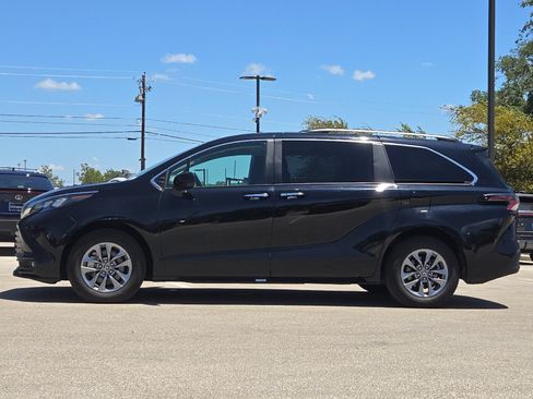 Certified 2026 Toyota Sienna XLE FWD image 2