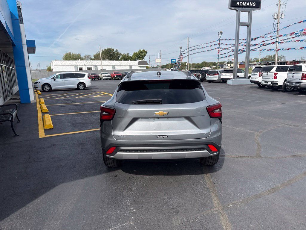 Used 2026 Chevrolet Trax LT FWD image 5